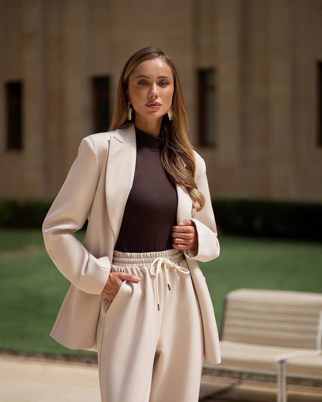 Completi & Tailleur: Beige Relaxed Suit Set Size: M new – Nuovo e nell'imballaggio originale da Zürich venduto da Ms.Me-Fashion