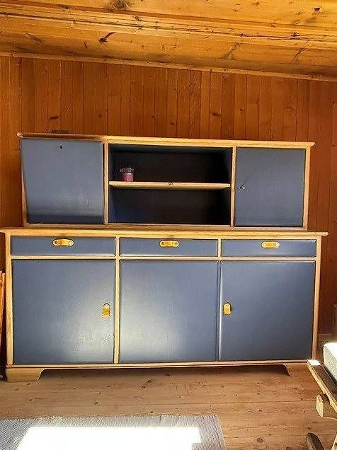 Credenze: Esszimmerschrank mit Tisch – Usato da Mutten venduto da Saphyl