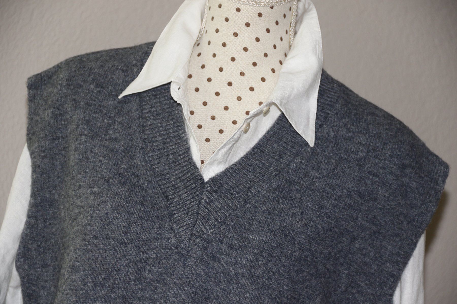 Gilet & Giacche senza maniche: Mega coole & stylische Strickweste aus 100% Wolle eher Gr.M – Nuovo (secondo la descrizione) da Oberwil-Lieli venduto da Svetlana28 4