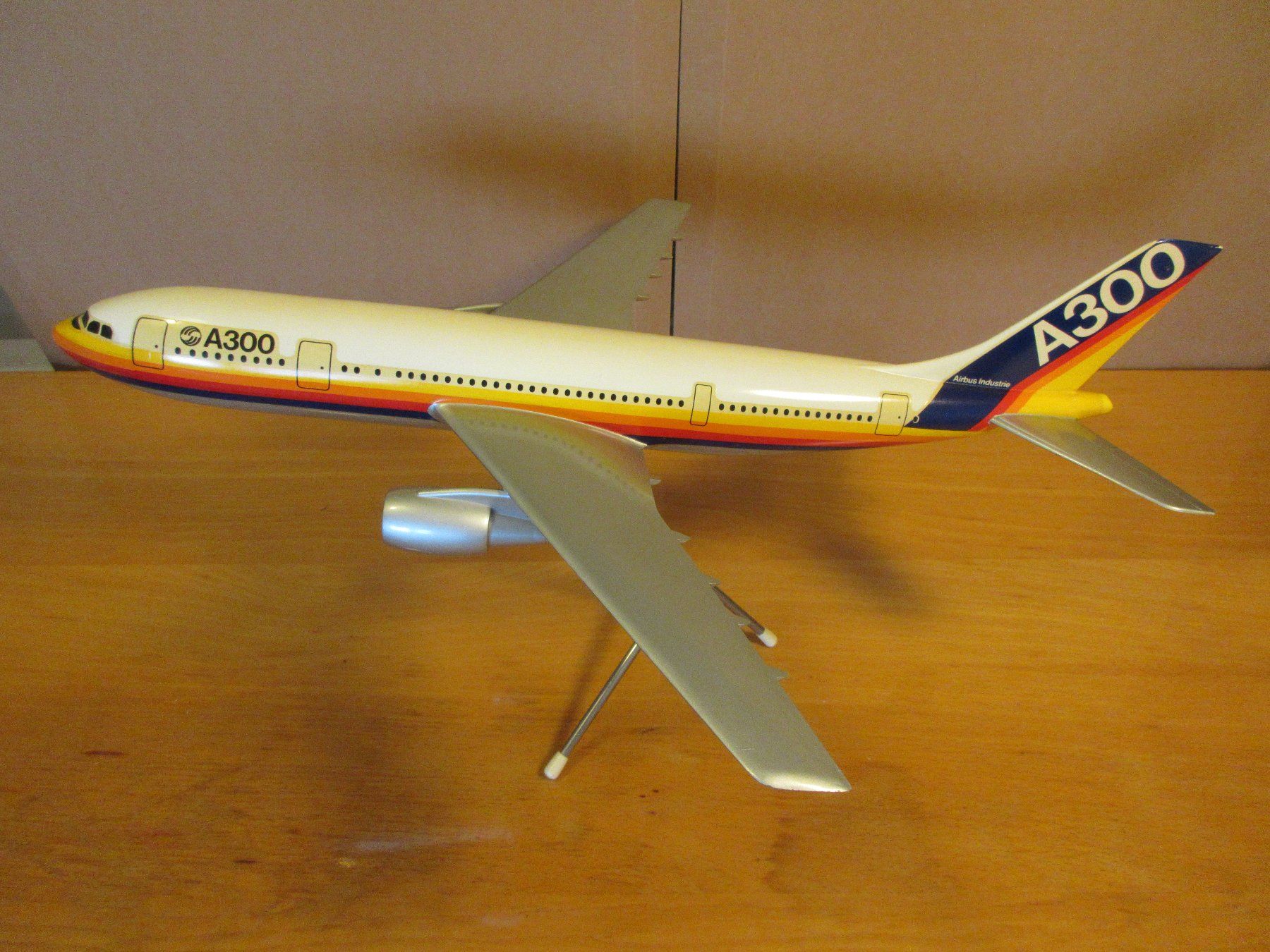 Airbus Kits de montage: Flugzeugmodell Airbus A300,  M : 1/100 – D'occasion à Uster par djet5_vs 3
