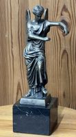 Bronzestatue „Geflügelter Sieg von Brescia“ auf Marmorsockel