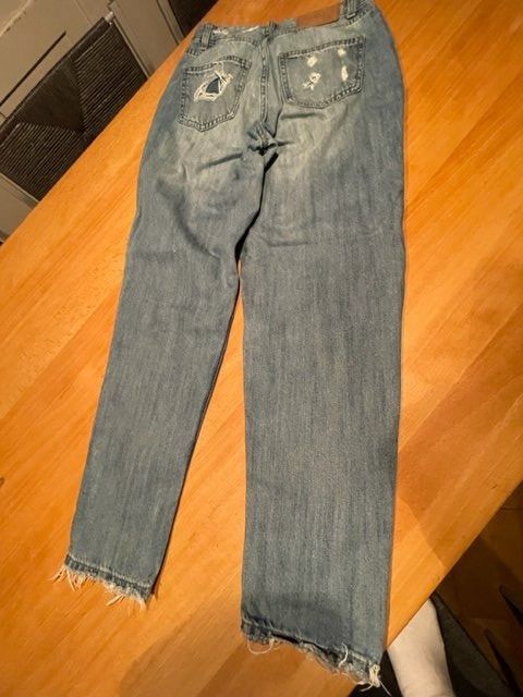 Jeans: Jeans Girlfriend-fit destroyed Gr. XS – Usato da St.Gallen venduto da NOVEMBER01 1