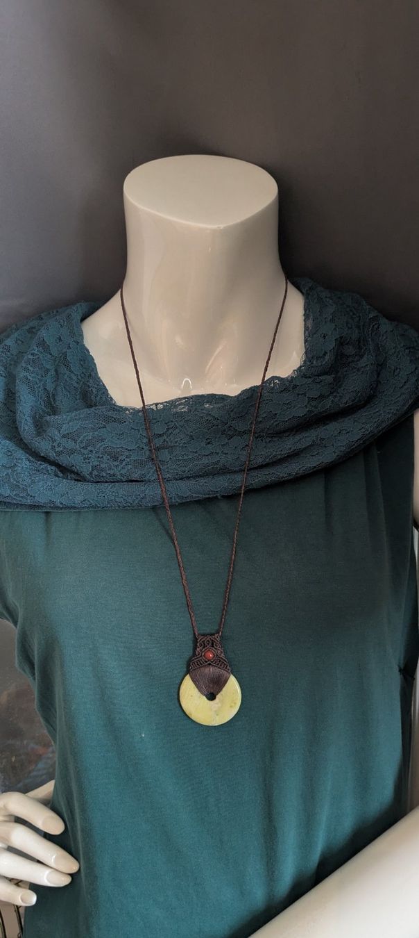 Catenine: Makramee Kette mit Lizardit Pischeibe und roter Jaspis Perle – Nuovo (secondo la descrizione) da Pfäffikon ZH venduto da Emporos_42 1