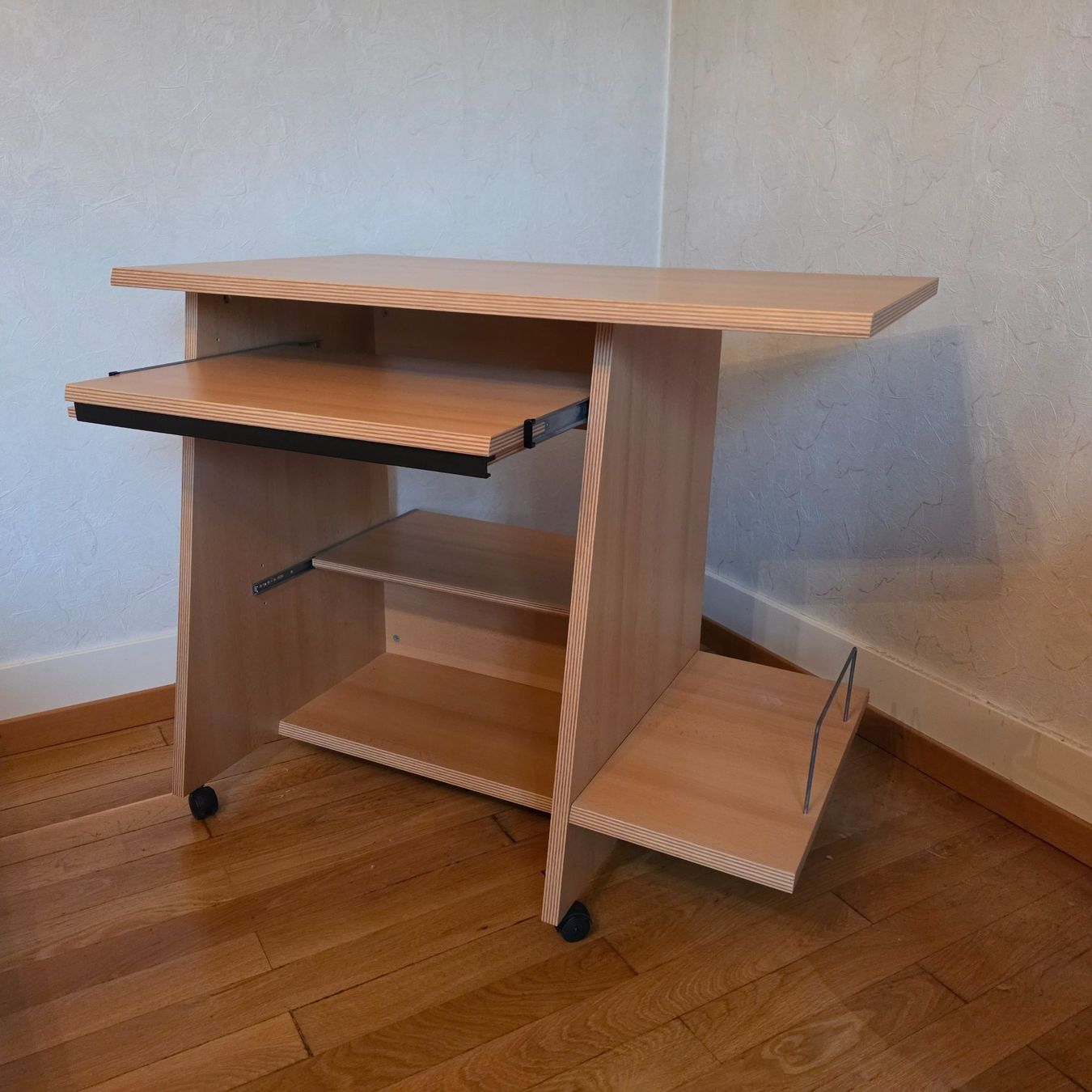 Bureaux: Computertisch auf Rollen – D'occasion à Obergerlafingen par dede-SO 1