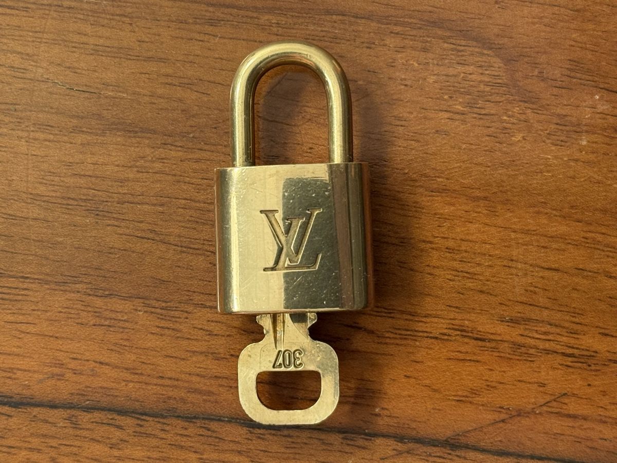 Louis Vuitton Schlüsselanhänger & - bänder: Cadenas Louis Vuitton  – Gebraucht aus Sierre von OCNL