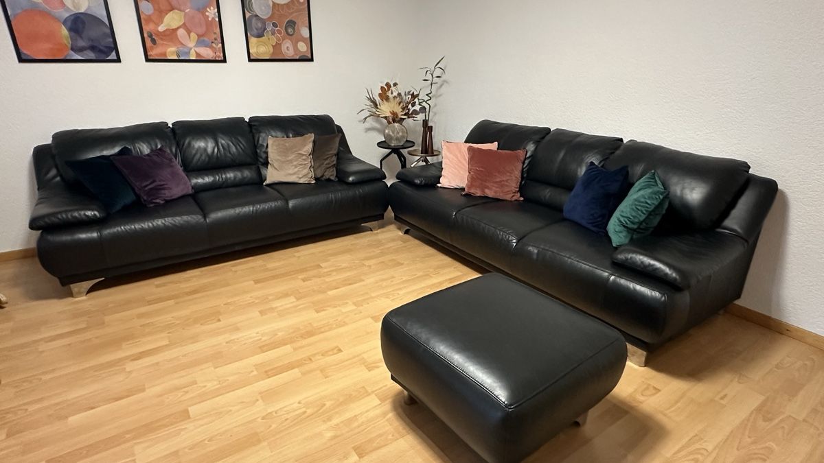 Conforama Divani: Conforama 2 Schwarze Sofas mit Hocker – Sehr gepflegt – Usato da Kleindöttingen venduto da car_wrp7
