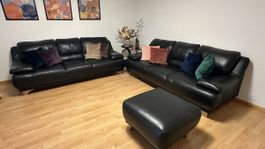 Conforama 2 Schwarze Sofas mit Hocker – Sehr gepflegt