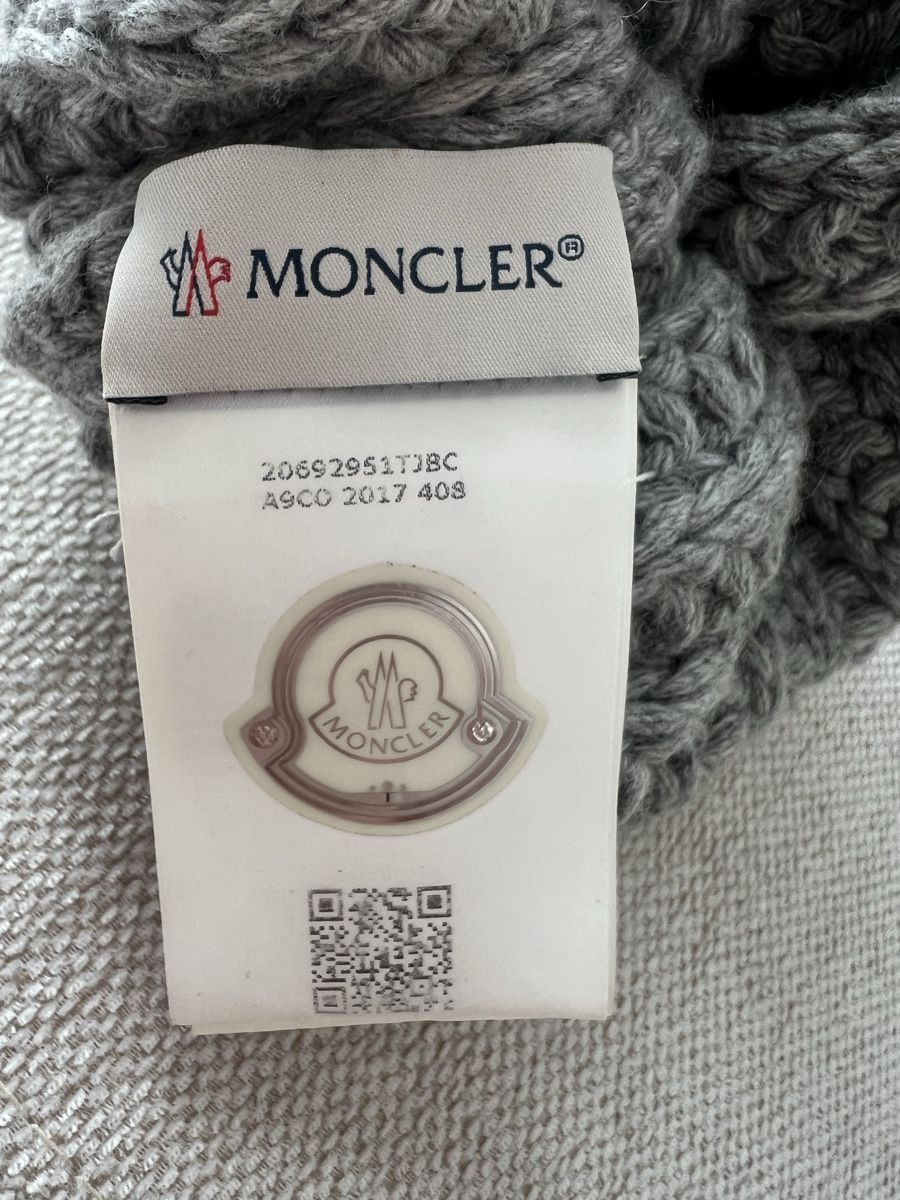 Moncler Copricapi, berretti & cappellini: Moncler Grey Winter Hat – Usato da Zollikon venduto da cat_p589 3