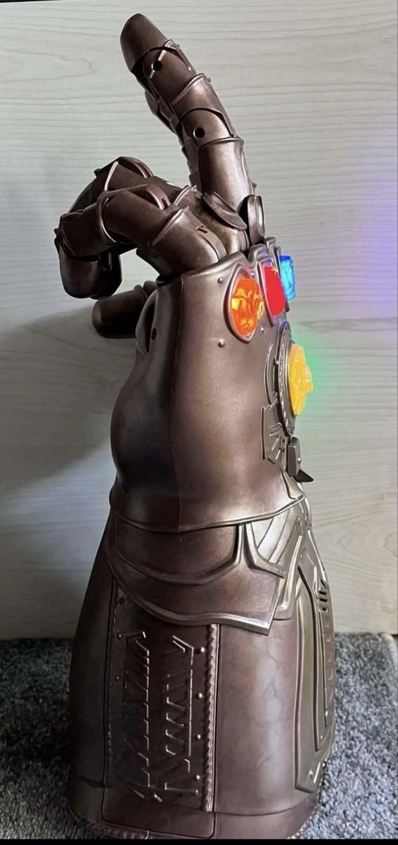 Marvel Statuette: Infinity Gauntlet Marvel Spielzeug mit Licht – Nuovo (secondo la descrizione) da Dietikon venduto da Mono7.3. 2