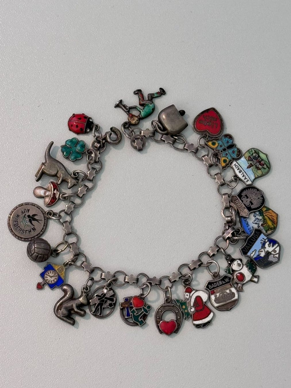 Bracciali & Braccialetti: Armband mit 22 diversen Anhängern – Usato da Oftringen venduto da BA-Oftringen-Aarburg