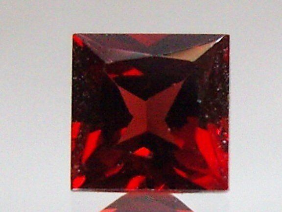 Pietre preziose: GRENAT ALMANDIN 5 x 5 mm / 0.80 ct pièce – Nuovo (secondo la descrizione) da La Chaux-de-Fonds venduto da j-aime-les-gemmes 1