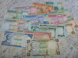 Lot ++ 15 alte Banknoten aus Jordanien ab 1975