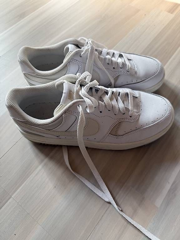 Scarpe da donna: Nike Damenschuhe Grösse 8.5 – Usato da Wichtrach venduto da J.Huns