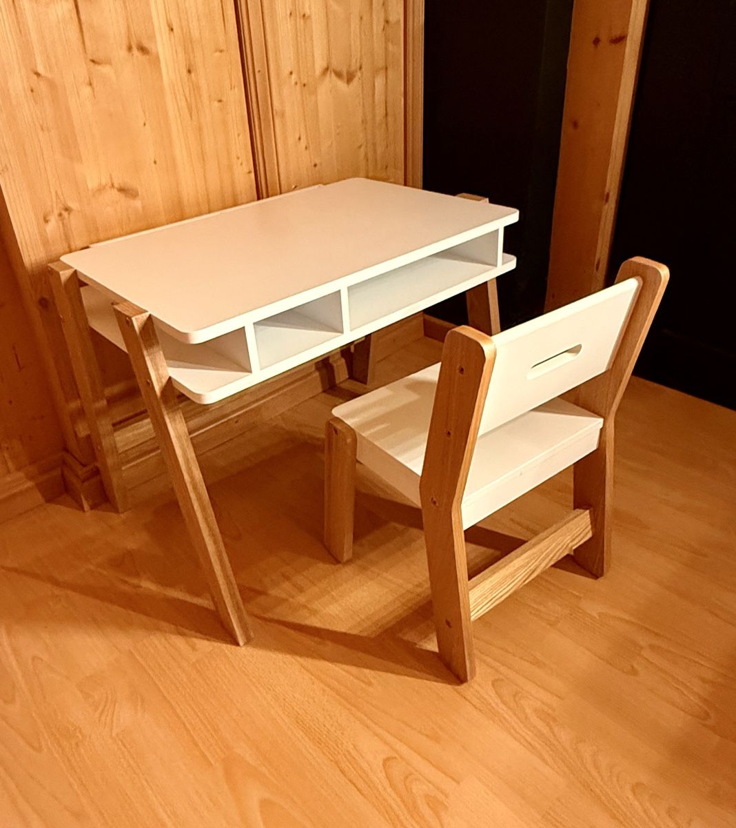 Scrivanie: Bureau/coiffeuse pour enfants – Usato da Renan BE venduto da atila08 2