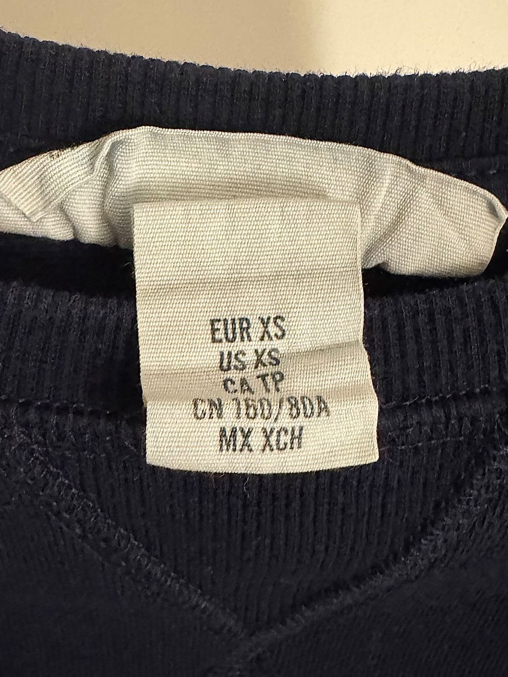 Pullover & Sweatshirts: Dunkelblauer Pulli mit Schriftzug – Gebraucht aus Binningen von lea_5mf8 2