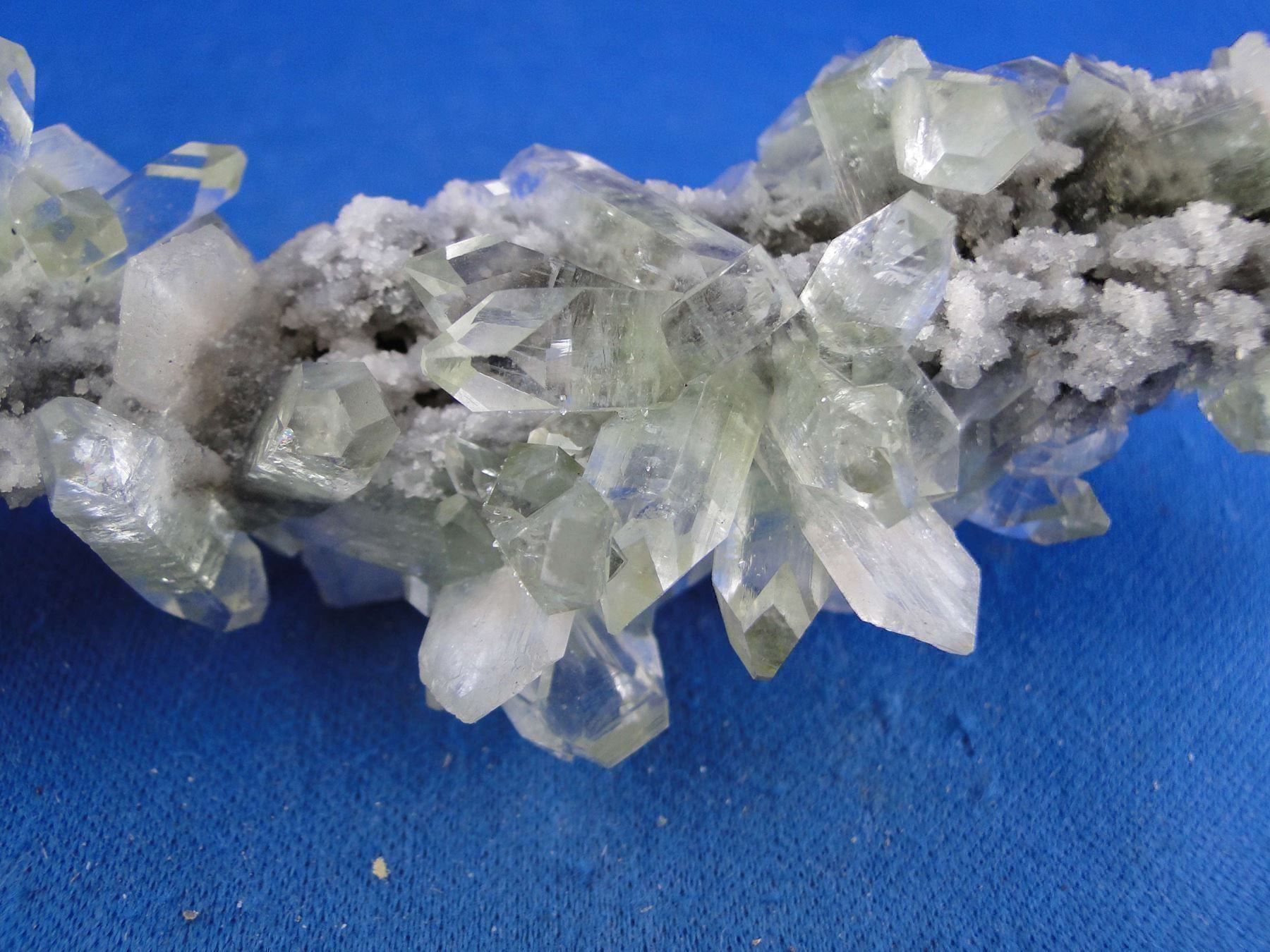 Minerali & Pietre curative: Quarz mit Apophylit und Stilbit – Usato da Schinznach Bad venduto da Demerald 7