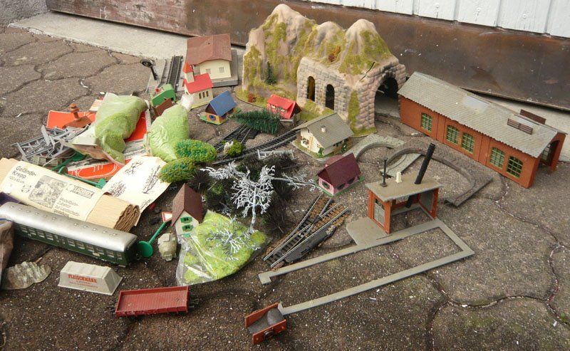 Märklin Modellini di ferrovie: Märklin Bahn mit diversem Zubehör – Usato da Ruggell venduto da Btt 1