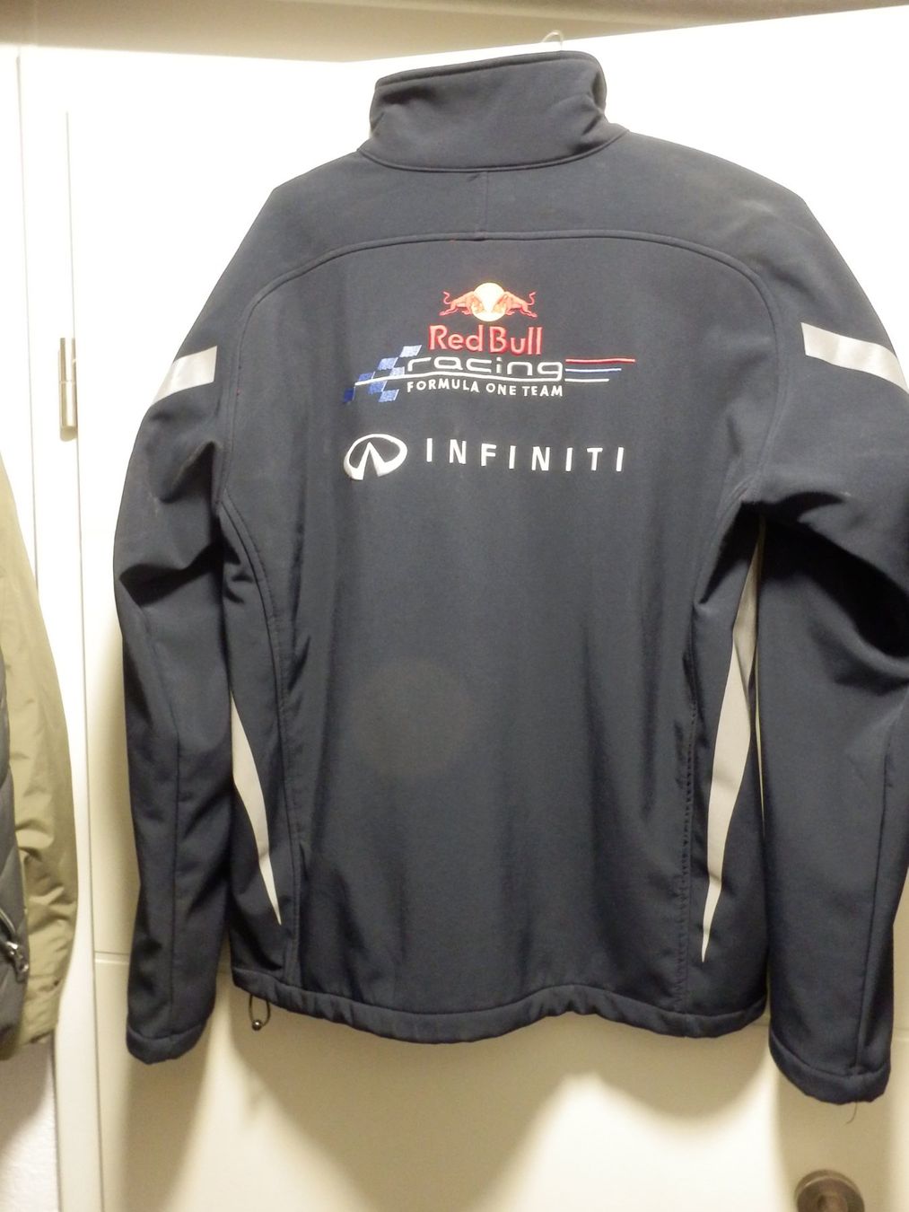 Red Bull Giacche: Softshell Redbul F1 avec divers logos taille M neuve – Nuovo (secondo la descrizione) da Apples venduto da Photec18 1