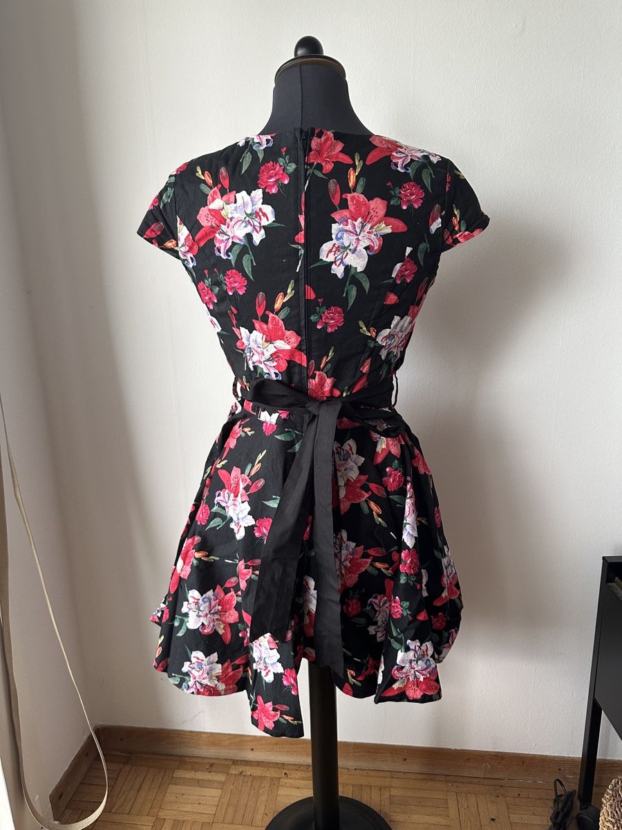 Kleider: Kleid Hell Bunny Blumenmuster schwarz Grösse S – Neu (gemäss Beschreibung) aus Wohlen AG von jes_9c79 2
