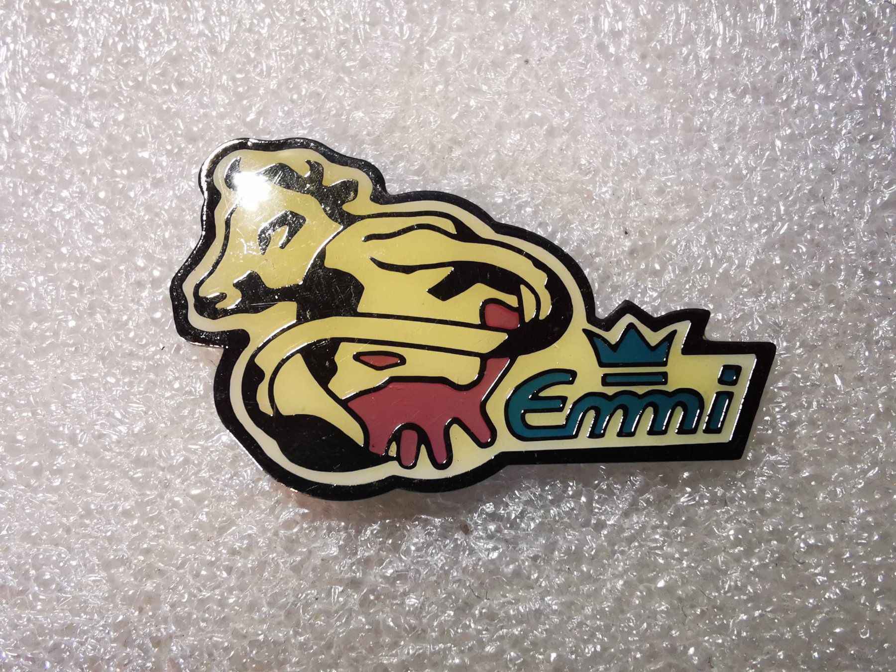 Placchette & Badge: Ansteckpin 8: Emmi – Usato da Oppligen venduto da Pin-Fall-Shop