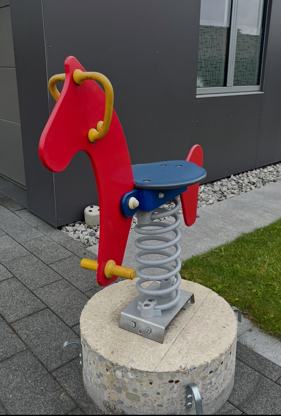 Giocattoli: Spielplatz Pferd mit Feder – Usato da Wigoltingen venduto da Pigi84 1