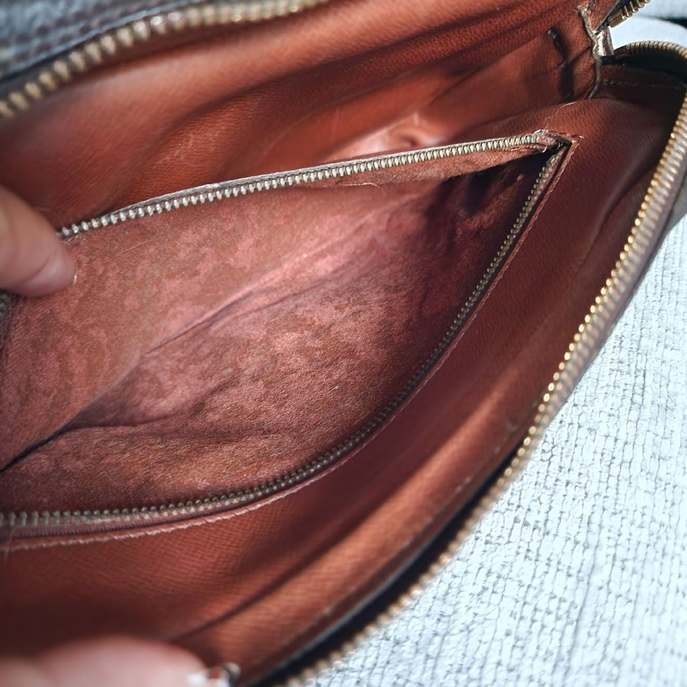 Louis Vuitton Taschen: Louis Vuitton Pochette Monogram Dragonne + Zertifikat – Gebraucht aus Effretikon von 84CK 8