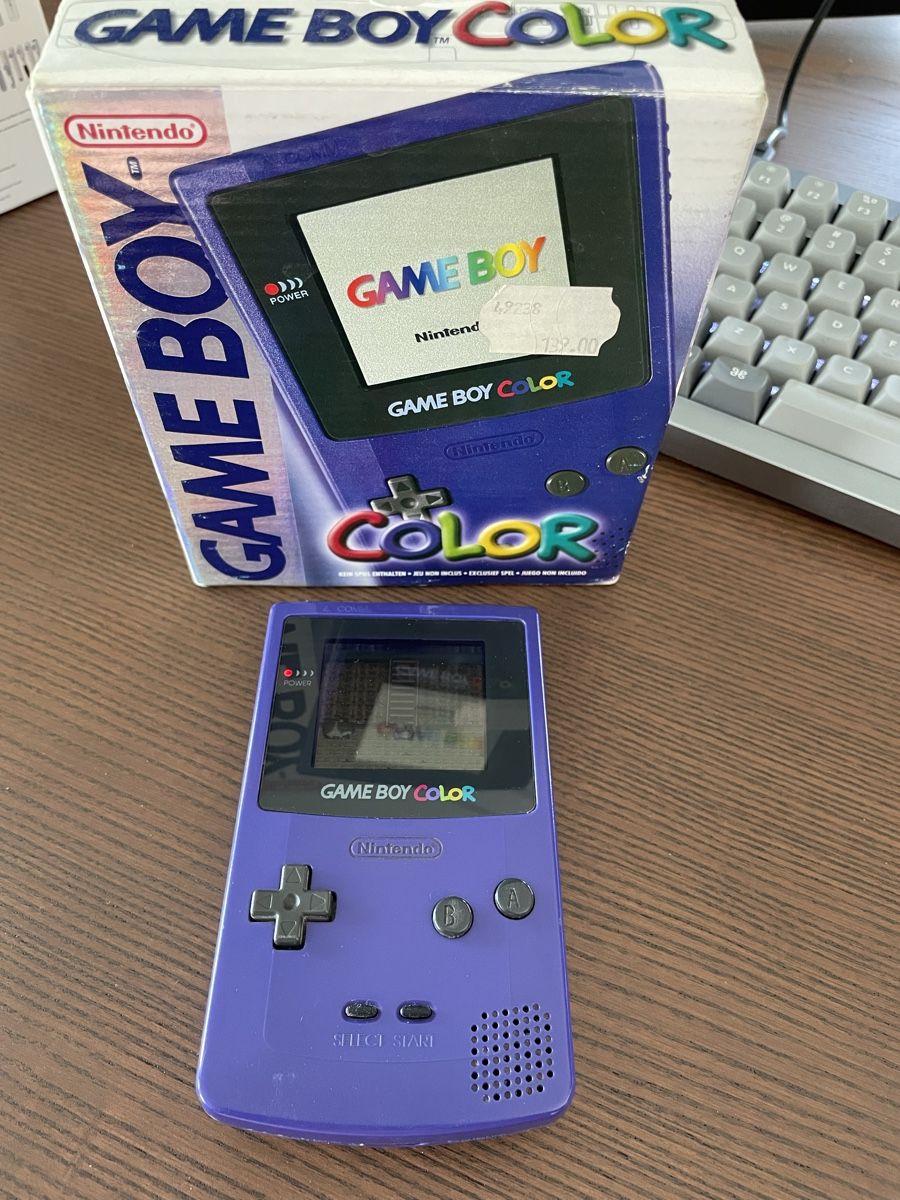 Nintendo Konsolen: Rare Gameboy Color Purple With Holo Original Box! – Gebraucht aus Kloten von Friendly_Collector