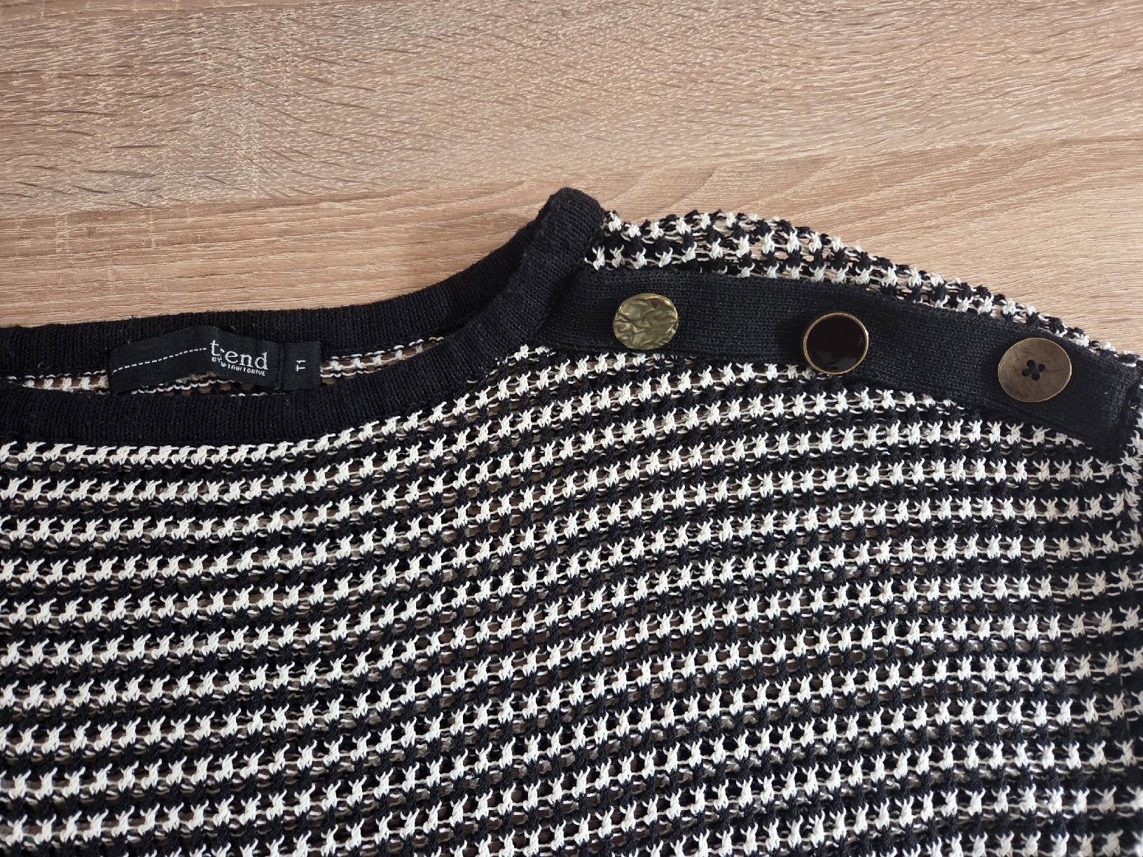 Top: Pull léger Fend. noir et blanc avec boutons - T.38 – Usato da Praz-de-Fort venduto da val_j9xs 1