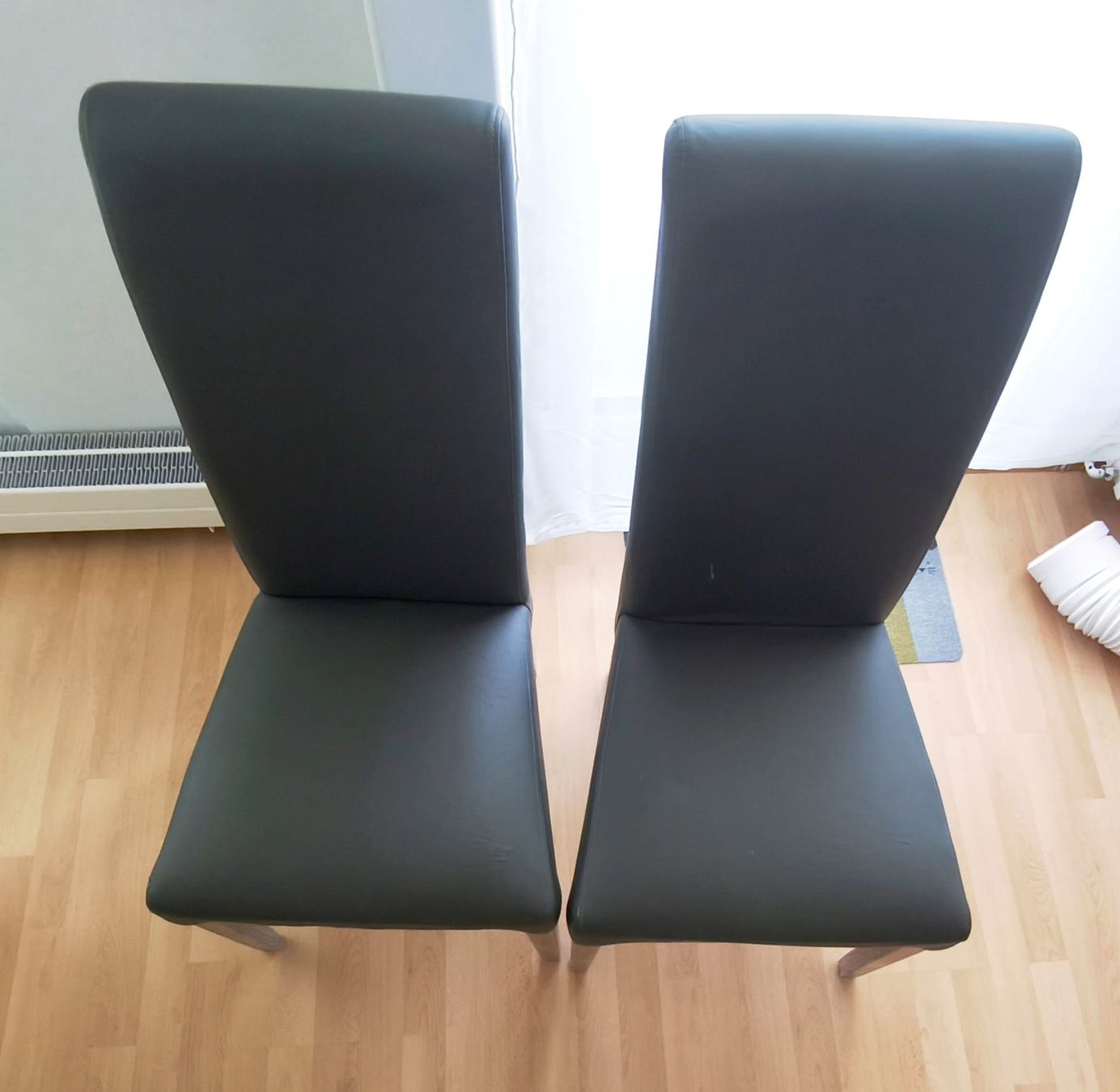 Chaises: 2x Esszimmerstühle grau Kunstleder – D'occasion à Gümligen par Anso79 1