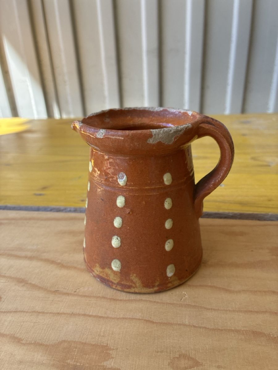 Carafes: Cruche en terre cuite décorée de points blanc – D'occasion à Lully FR par myr_pzt8
