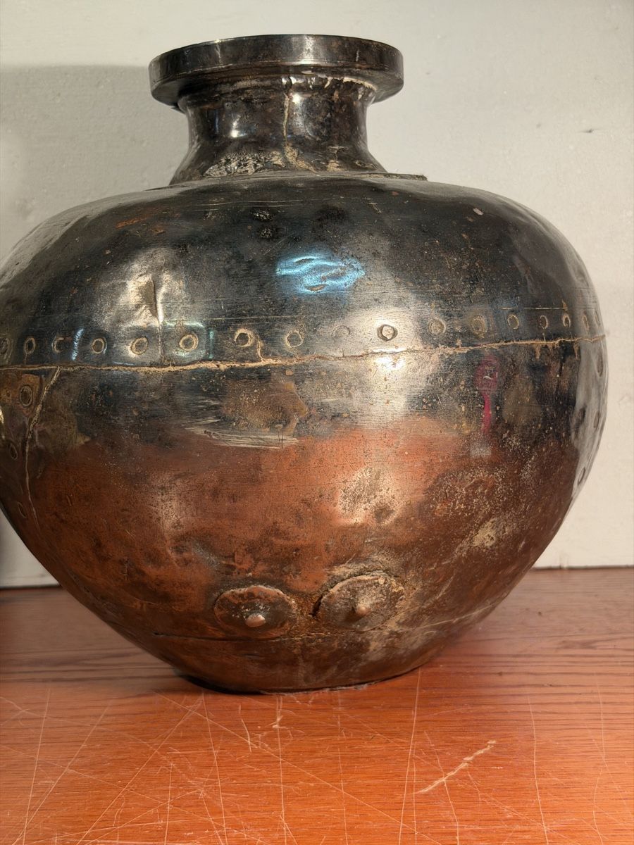 Vasen & Gefässe: Vintage Hammered Metal Pot - Unique Decorative Piece – Gebraucht aus Lausanne von artnouveau04 4