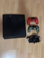 PlayStation 4 Pro Konsole mit zwei Controllern und Kabeln