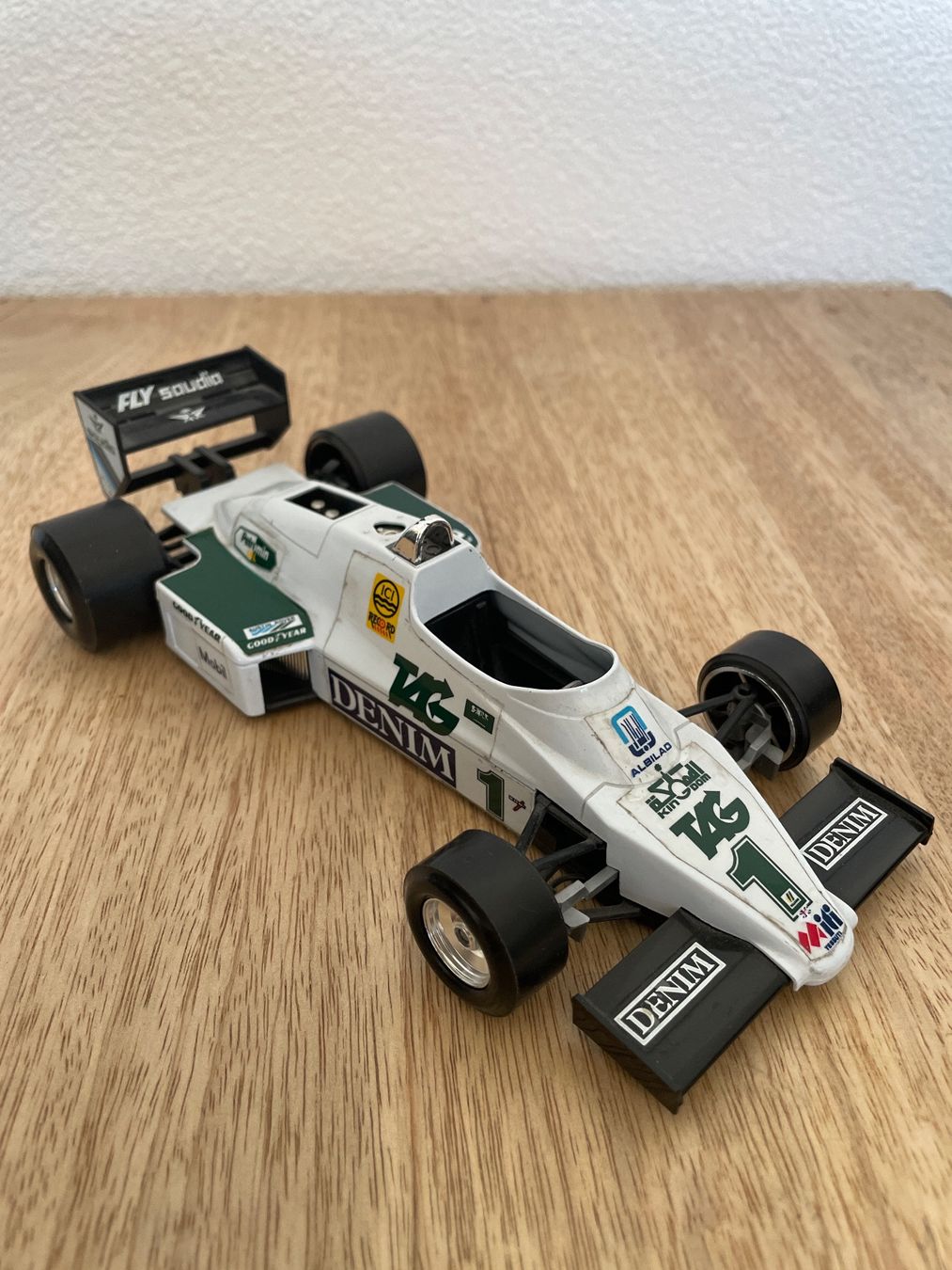 Bburago Modellautos: Formel 1 Auto Modell weiss Gebrauchsspuren – Gebraucht aus Dottikon von Wolf83