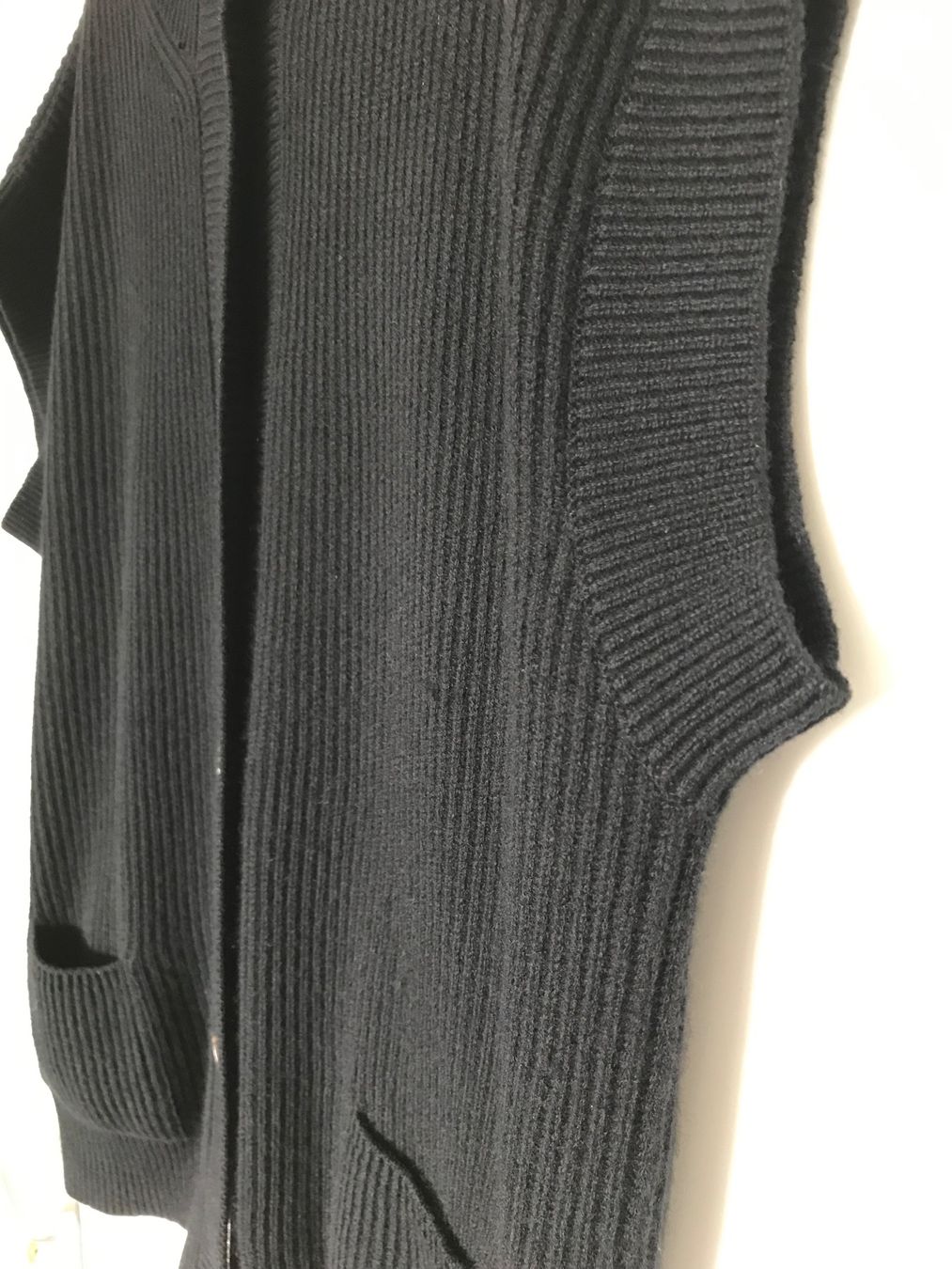 Gilet & Giacche senza maniche: Schwarze Cashmere Strickweste mit Knöpfen – Usato da Niederteufen venduto da mix18 7