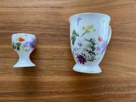 Tasse und Eierbecher aus Porzellan mit Blumenmuster