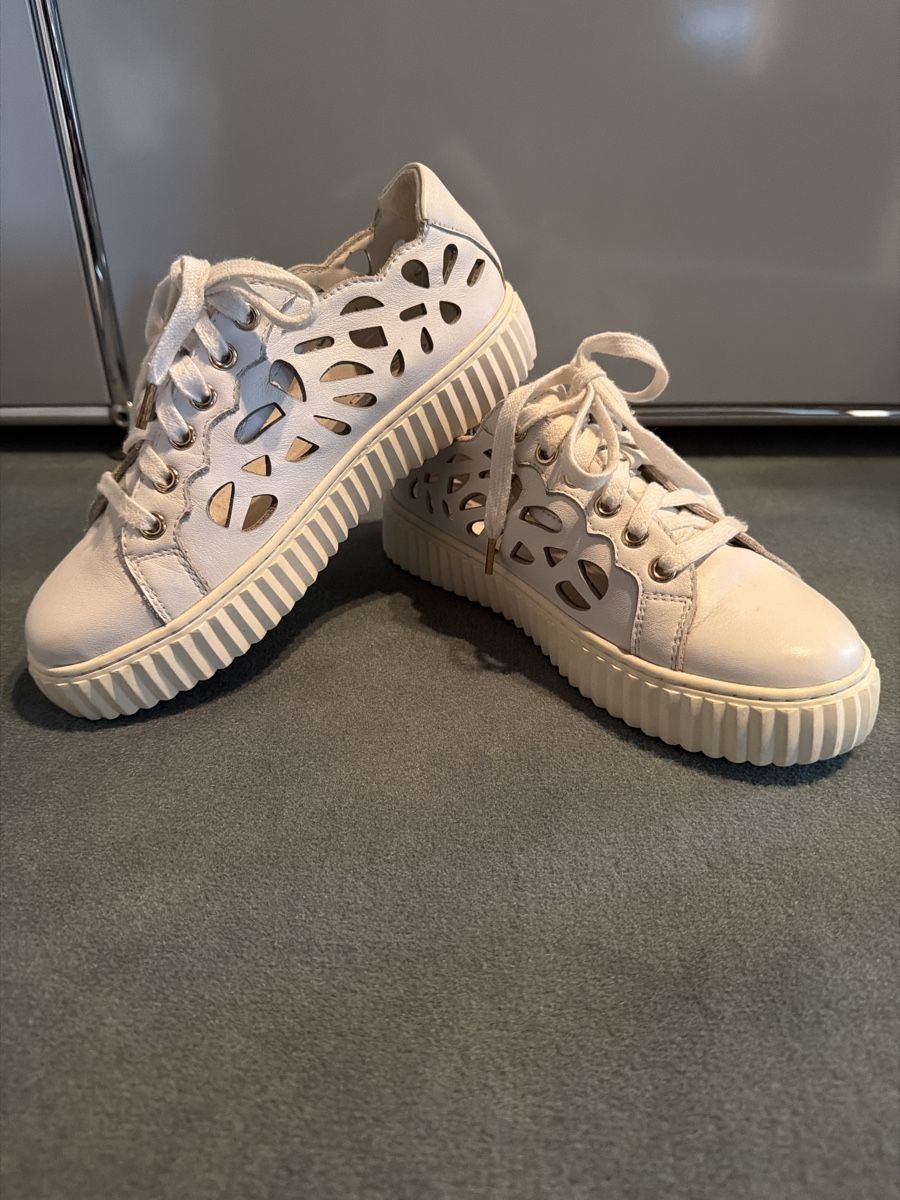 Tosca Blu Damenschuhe: Edle Sommer Sneaker, Weiss mit Lochmuster, Grösse 38 – Gebraucht aus Mörschwil von philmensa 1