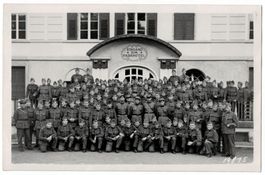 Kompanie vor Eingang zum Parkhotel (Interlaken?) um 1945