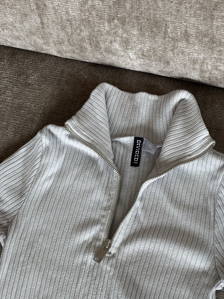 H&M Top: Pull zippé Divided H&M blanc côtelé taille S occasion – Usato da Les Acacias venduto da JaysGoodDeals 1