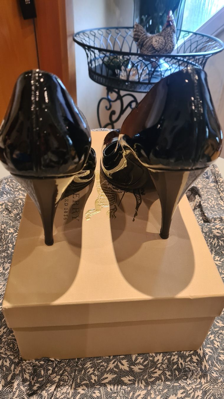 Burberry Scarpe da donna: Burberry Lack Pumps, Schwarz, Gr. 40, Elegant – Usato da Dussnang venduto da Mak13 2