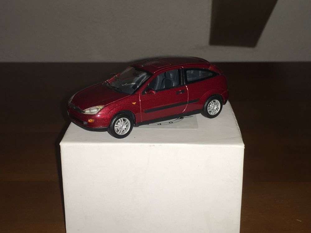 Voiture de 1998 couleur bleu métallisé – FORD Focus