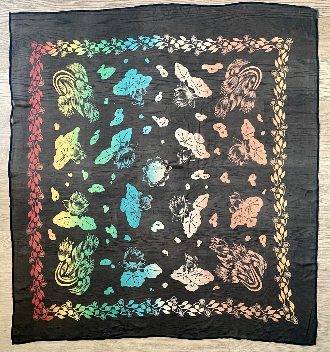 Foulards, Tücher & Schals: Luftig-leichter Seidenschal mit Regenbogen-Blumenmuster – Gebraucht aus Jona von Flamingoo 1