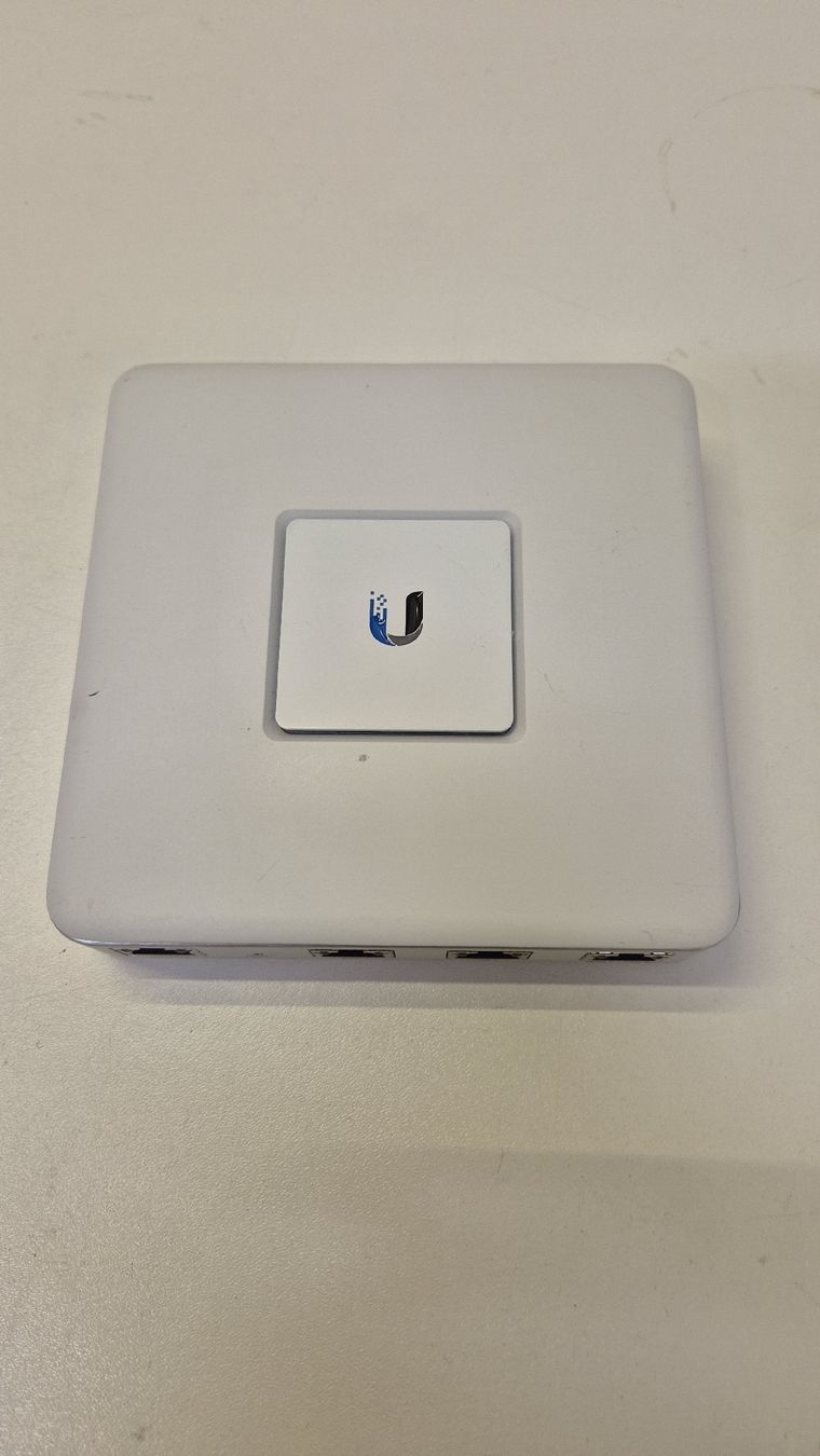 Firewall: Unifi Security Gateway Firewall, VPN Endpoint und mehr – Usato da Uerikon venduto da PhilipFrey 1
