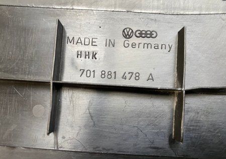 Volkswagen Tutti pezzi di ricambio auto: Abdeckung Sitzverkleidung T4 – Usato da Alpnach-Dorf venduto da Hess-Automobile 2