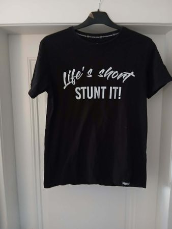Schwarzes T-Shirt "Life's short Stunt it!", Grösse XS 😎