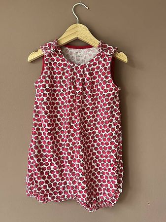 Obaïbi Mädchen Jumpsuit kurz 36M 98 cm - Erdbeer Muster