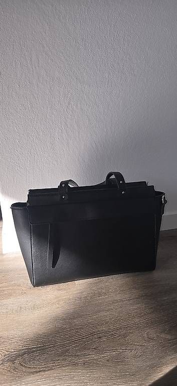 Taschen für Damen: Schwarze Kunst-Leder Tasche – Gebraucht aus Schaffhausen von isl_dj8w