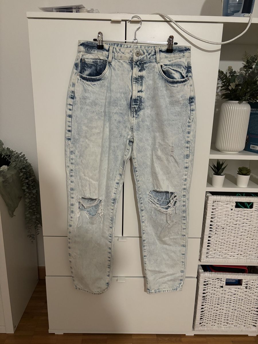 Zara Jeans: Jeans mit Löchern - Grösse 42 – Usato da Jona venduto da car_s66m