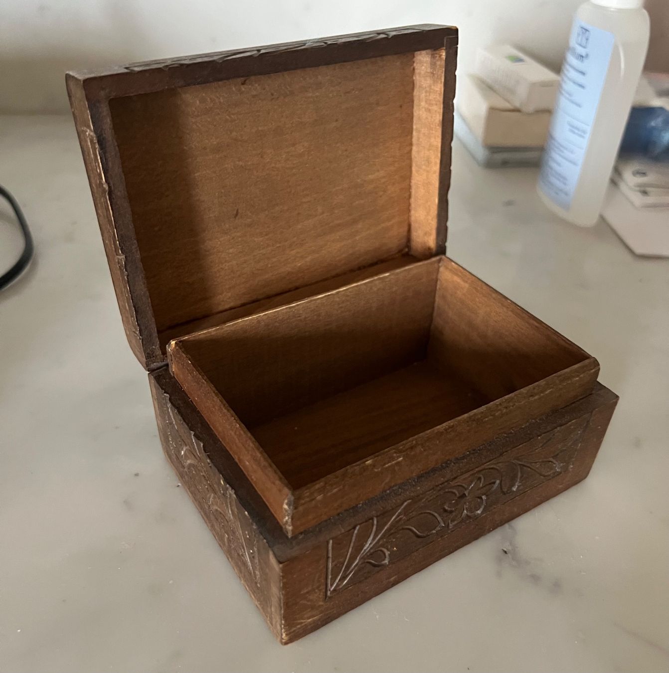 Pots: Boite en bois avec gravure – D'occasion à Neuchâtel par kat_n6gp