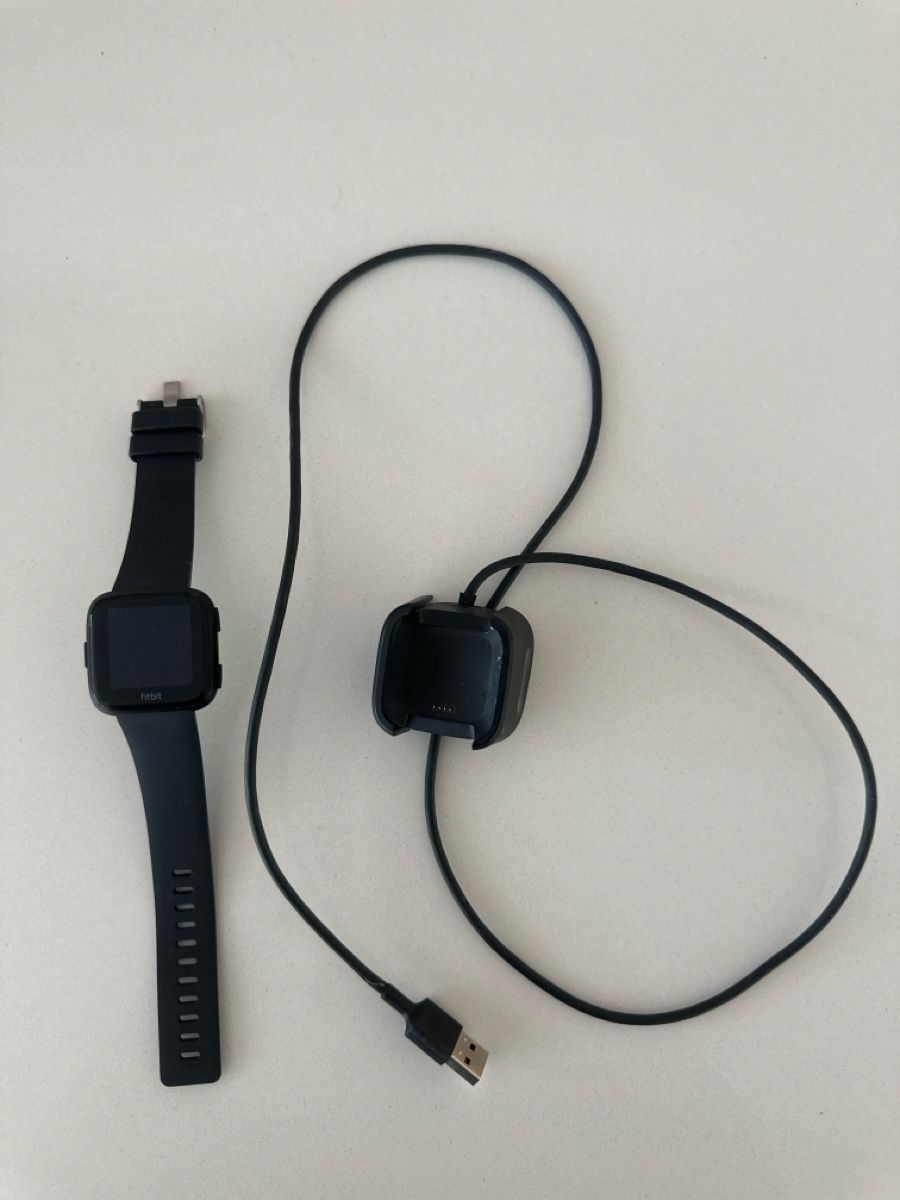 Fitbit Smartwatch: Fitbit Versa Smartwatch mit Ladekabel Schwarz – D'occasion à Adliswil par mbzero01