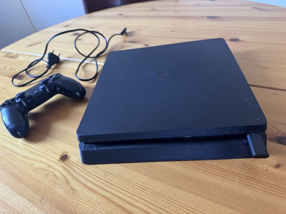 Sony Console: Console Sony PlayStation 4 Slim avec manette et cbles – Usato da Vesenaz venduto da miguelfdfrade 1